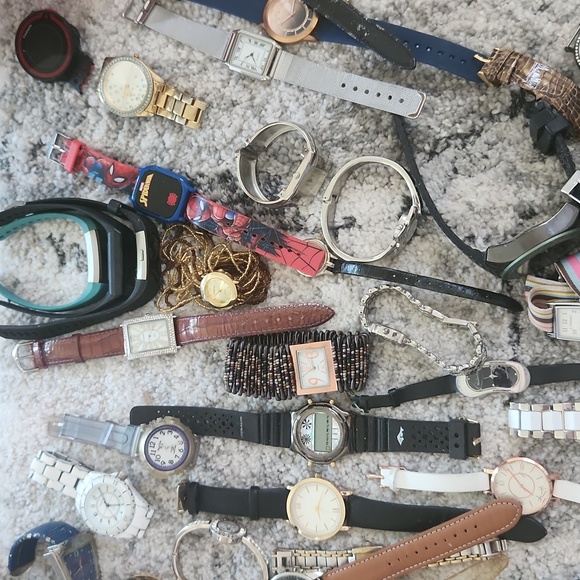 5lb Lot Of Watches Mostly Fashion - Picture 4 of 5